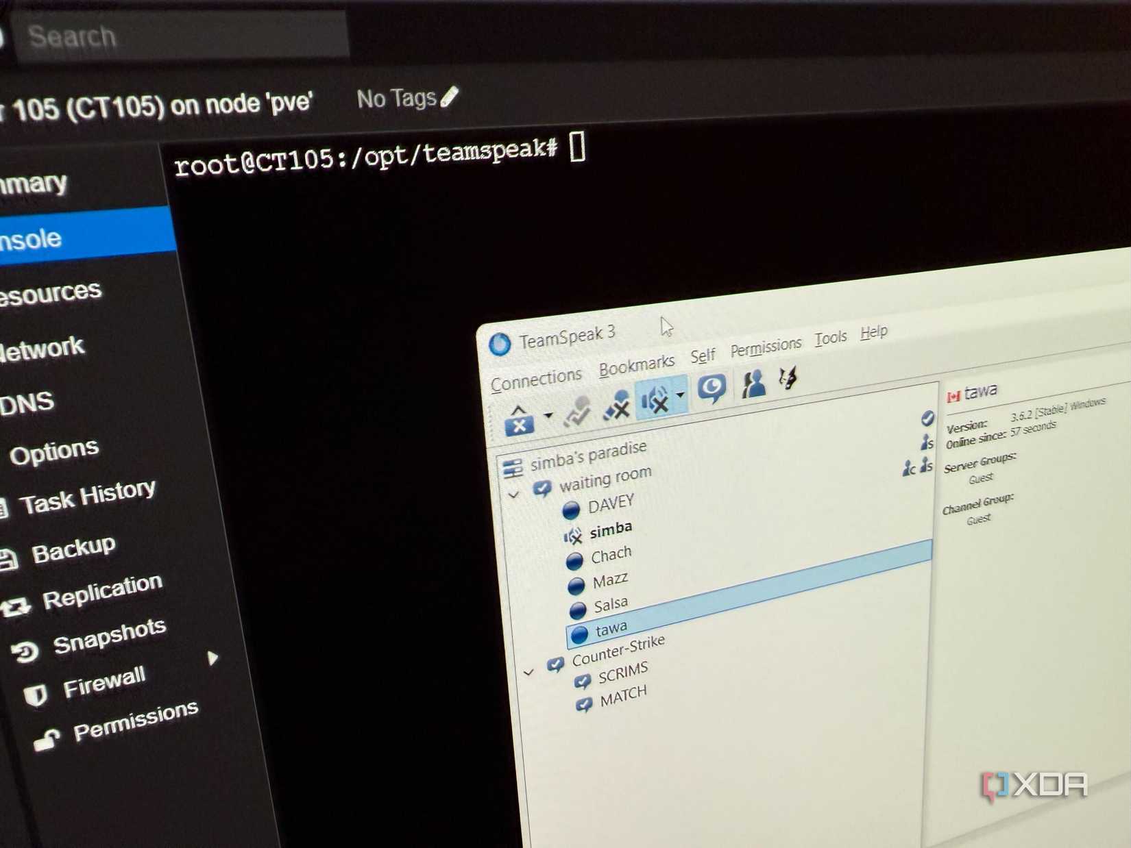 Una foto de un monitor que muestra un nodo Proxmox ejecutando un servidor Teamspeak, con un cliente Teamspeak 3 ejecutándose.