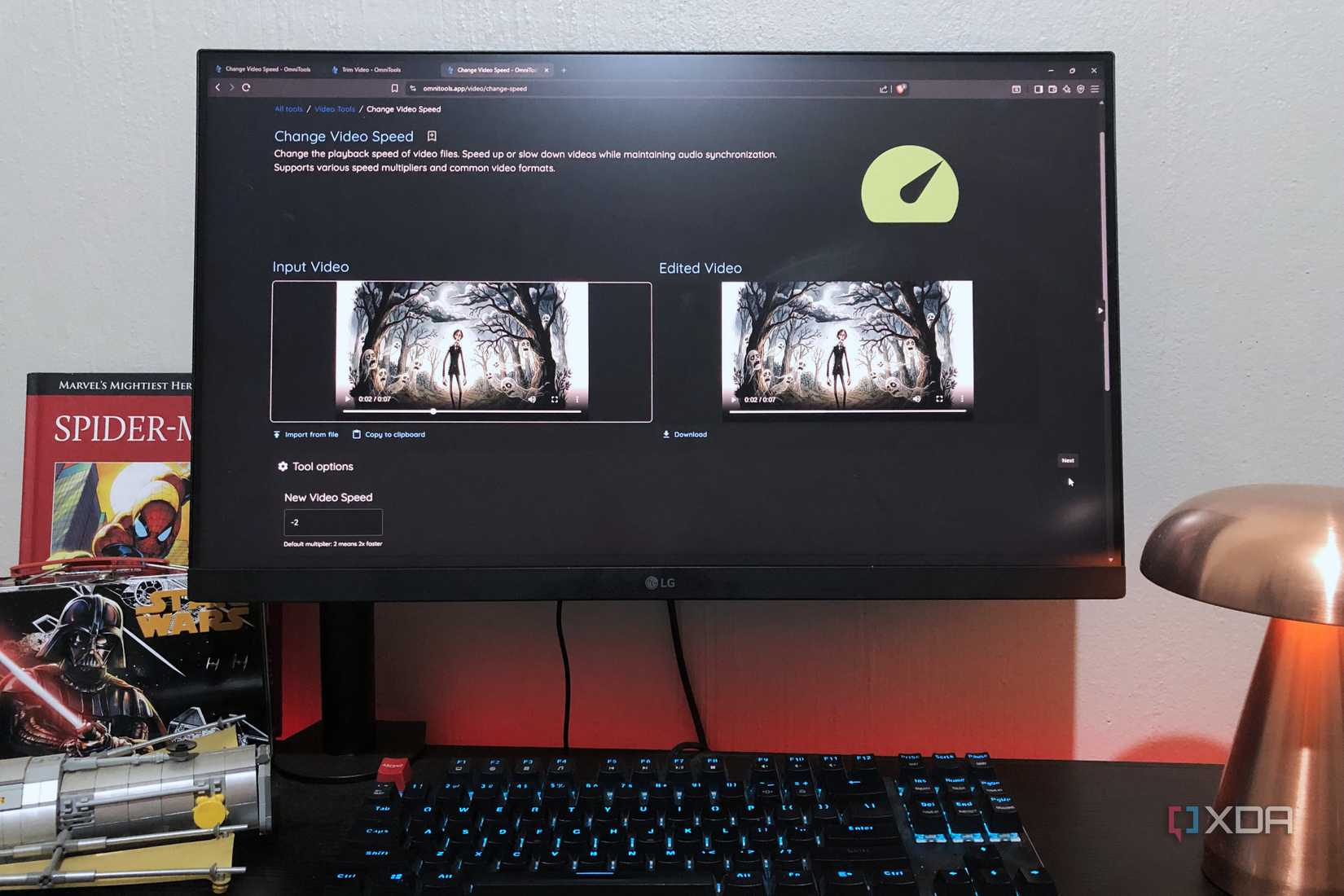 OmniTools Video en PC de escritorio, Lego y lámpara a la vista