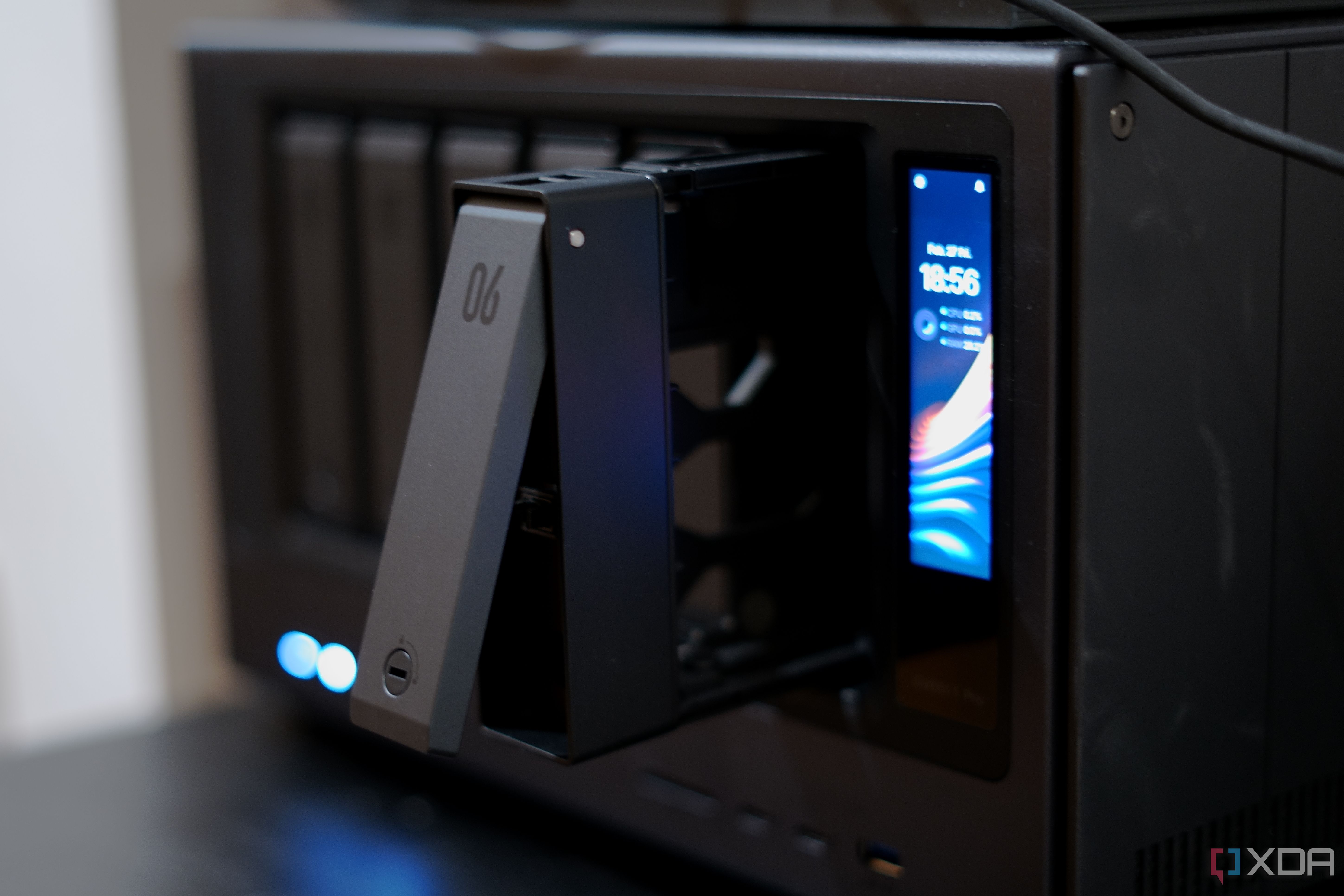 Ugreen iDX6011 Pro HDD holder