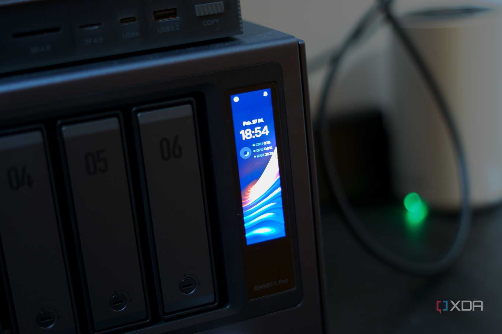 Ugreen iDX6011 Pro display showing the time, date, and resource usage