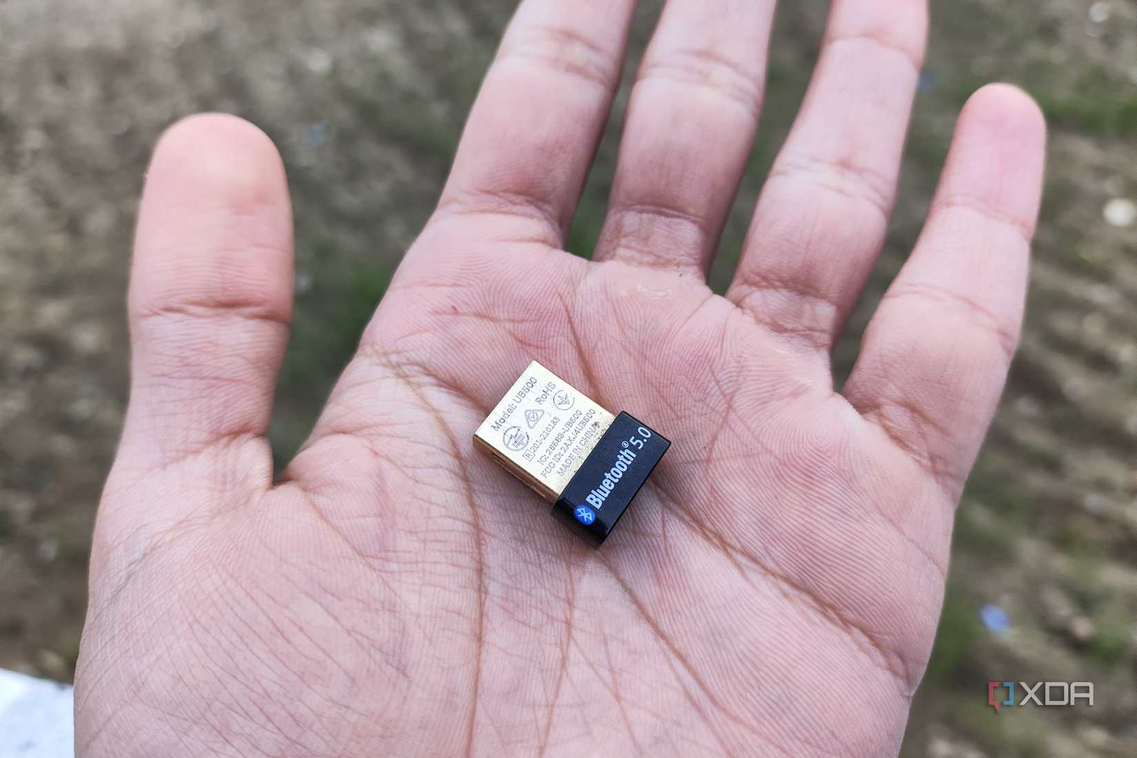 человек, держащий в руках Bluetooth-ключ