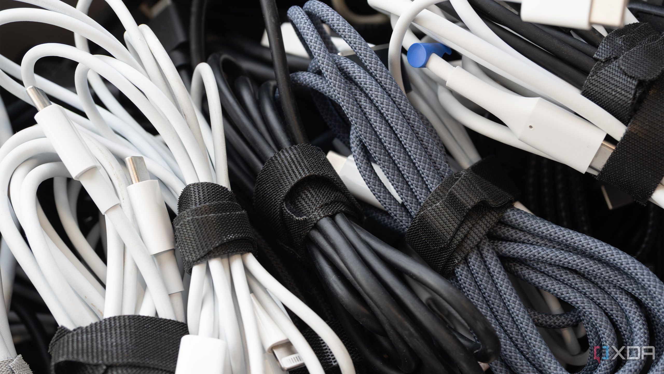 Varios cables organizados con bridas de velcro. 