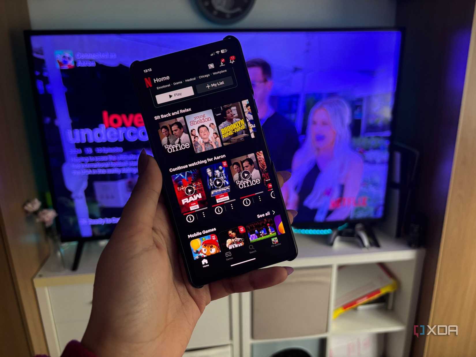 ফোনে Chromecast ব্যবহার করা হচ্ছে।