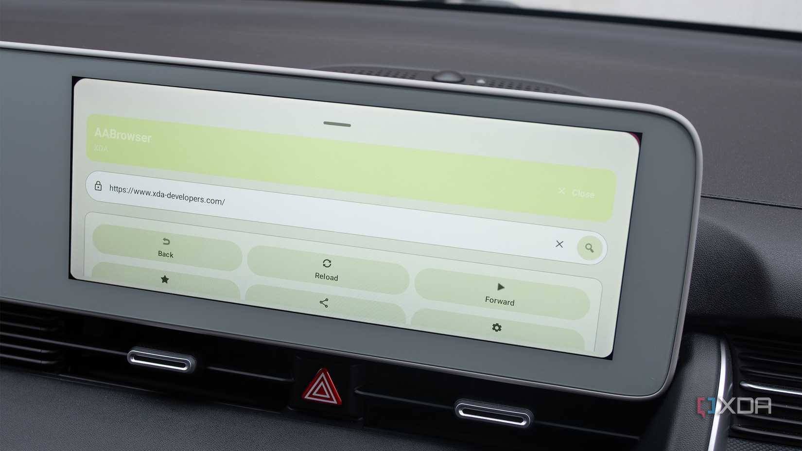 Yes, you can use a web browser in Android Auto (when you're parked)