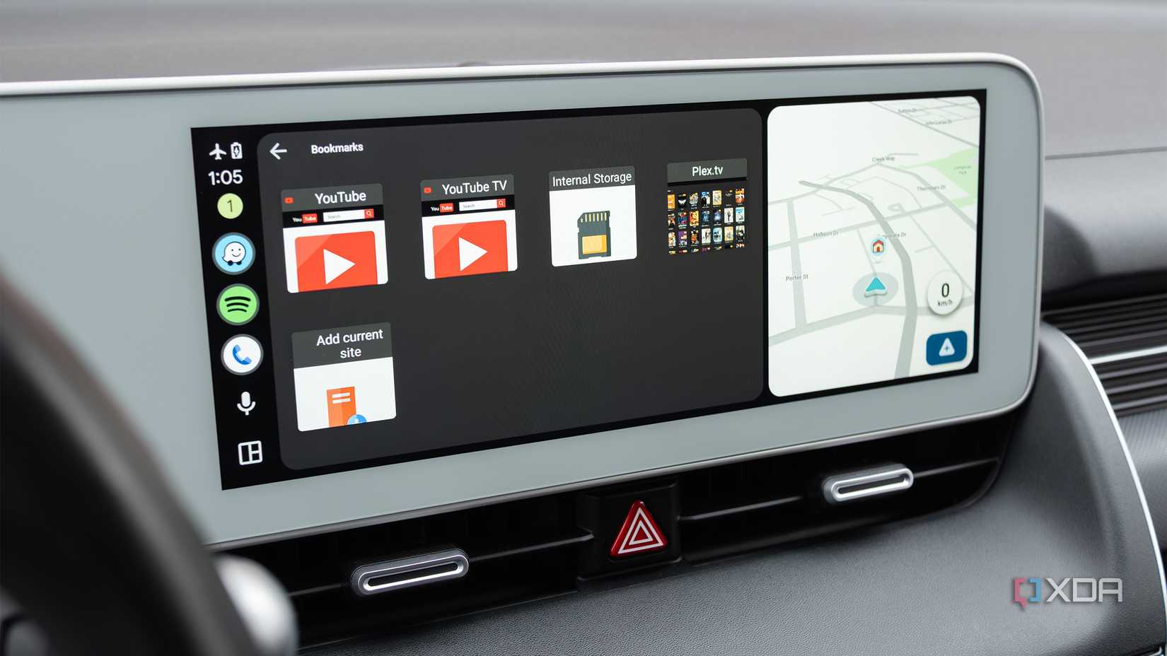 Yes, you can use a web browser in Android Auto (when you're parked)