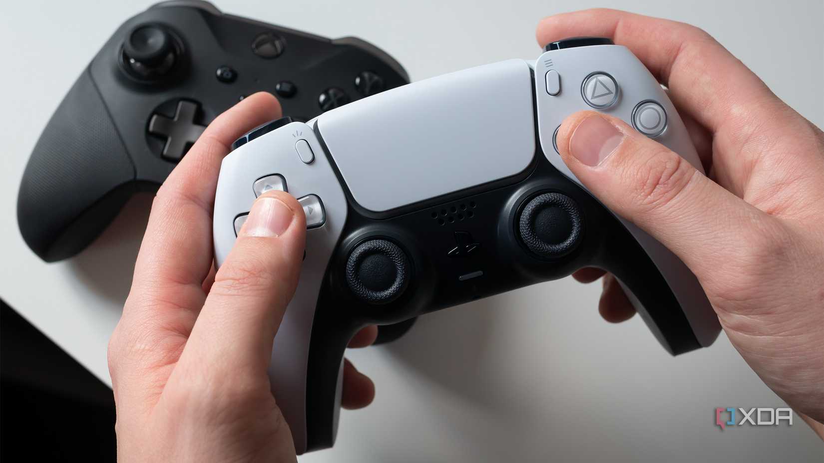 Sosteniendo un controlador de PS5