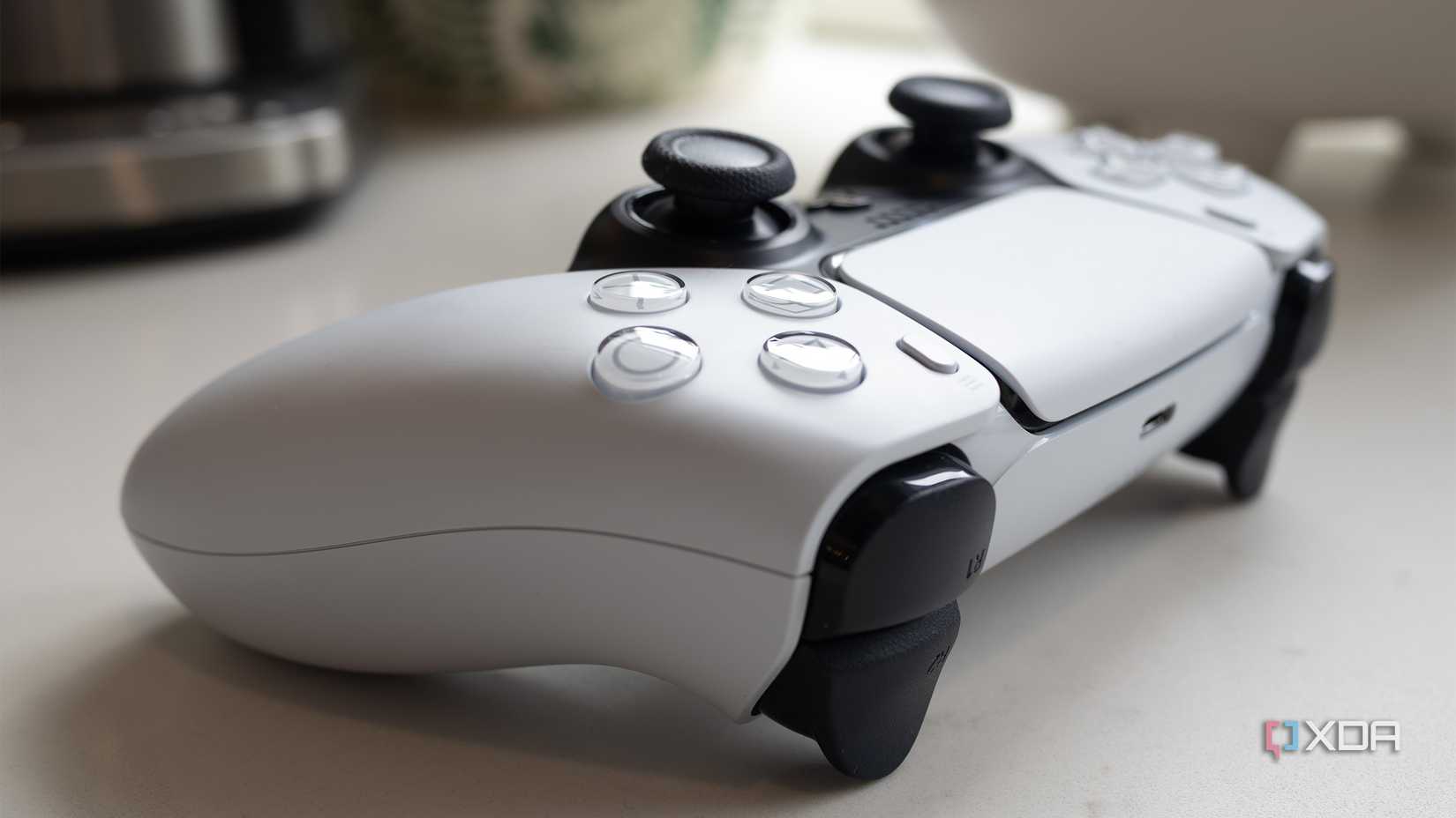 El lado de un controlador de PlayStation blanco 