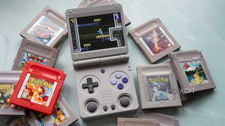 ゲームボーイ ゲームの隣のテーブルに座っている RG 34XXSP