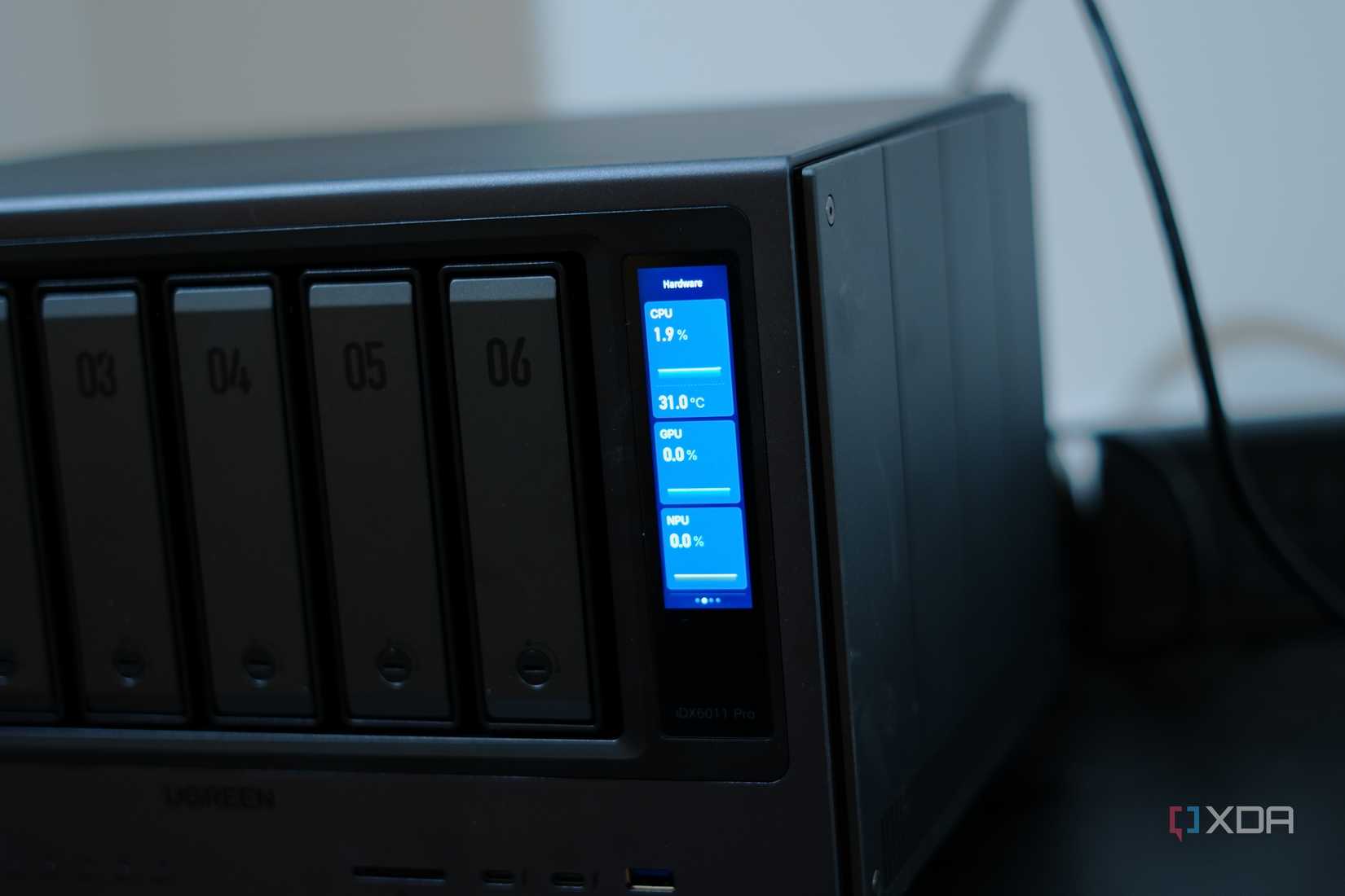 Screen on the Ugreen iDX 6011Pro showing system stats