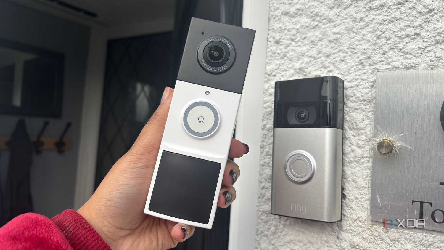 Сравнение моделей умных звонков Tapo и Ring Уличная видеопанель Tapo D210 Video Doorbell Camera рядом со старым устройством Ring