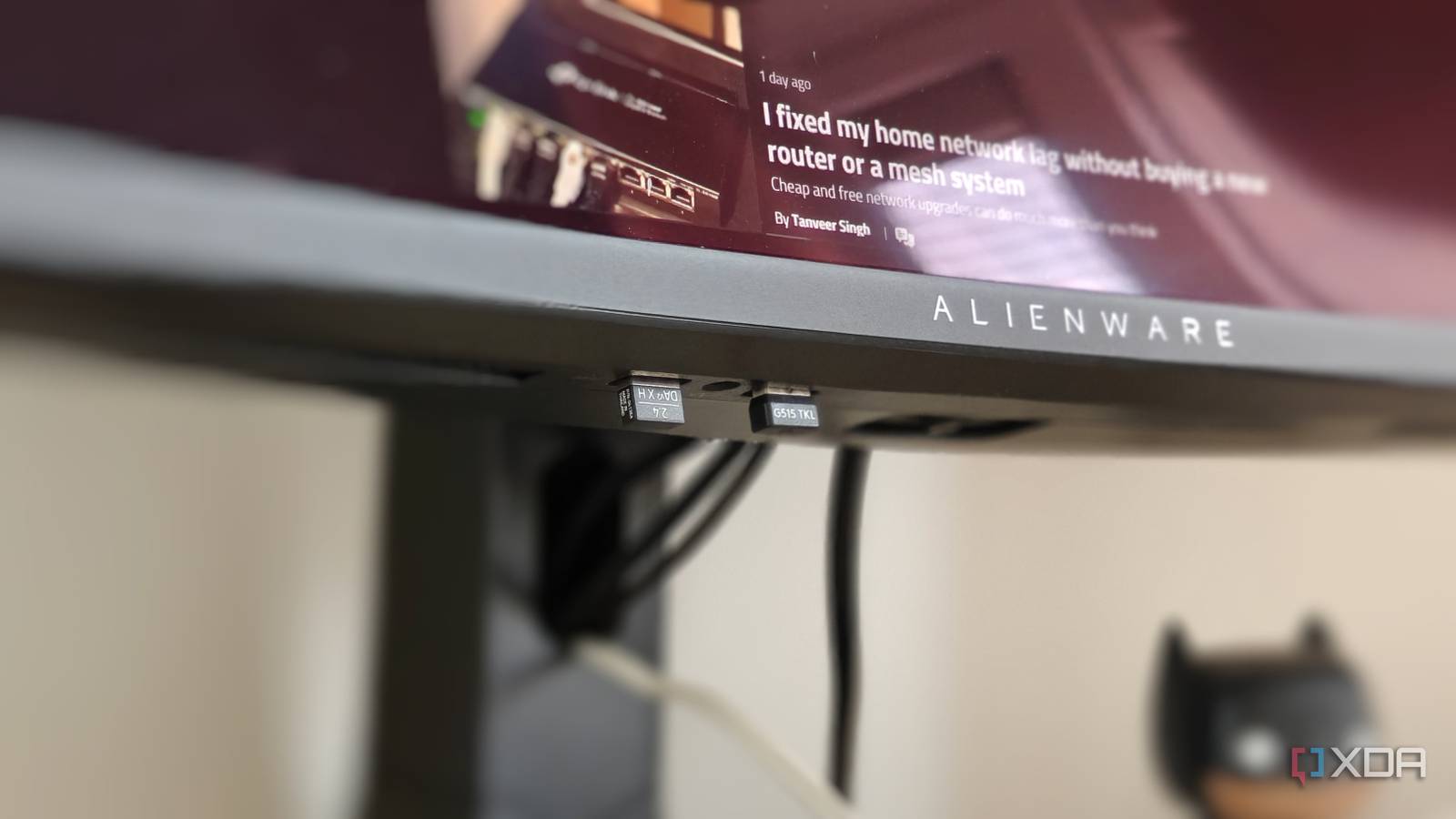 O hub USB embutido no meu monitor foi uma atualização de mesa que eu nem sabia que existia