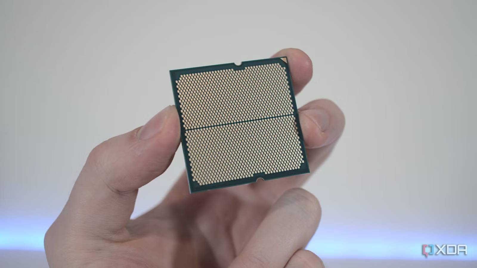 O lendário 5800X3D da AMD é perfeito para construtores com orçamento limitado, e o cooler AIO gratuito de 240 mm o torna ainda melhor.