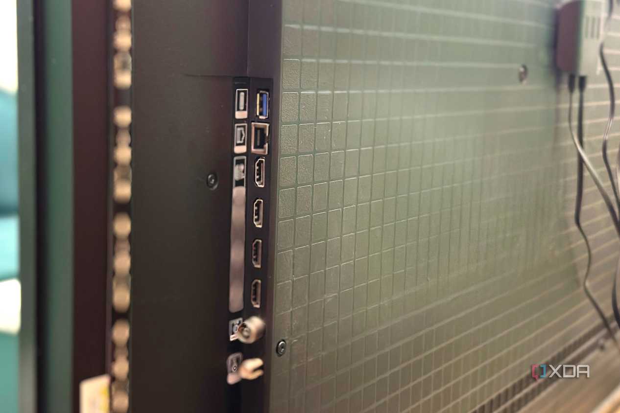 Почему важно подключать саундбар к порту HDMI eARC Разъемы на задней панели современного телевизора
