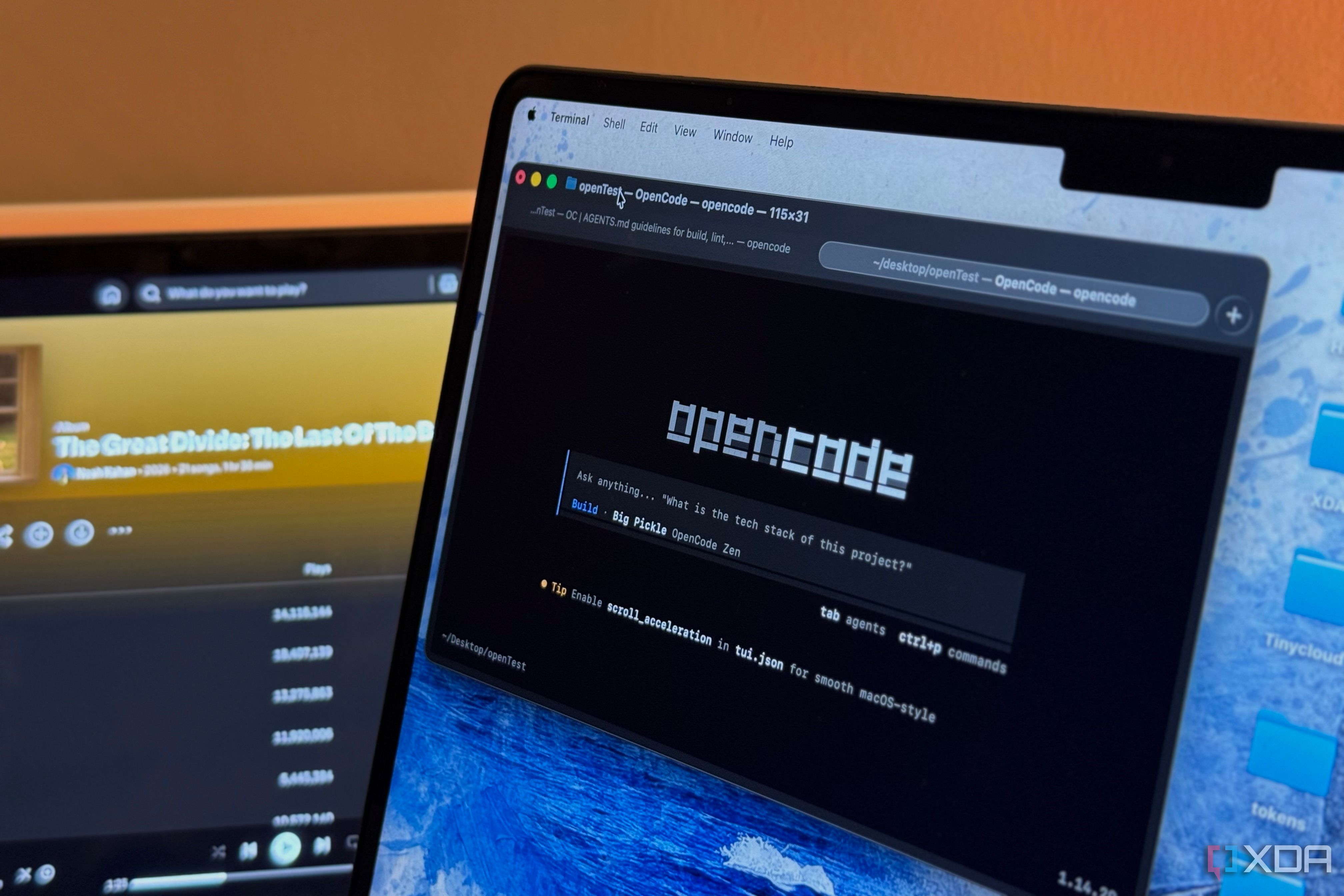 html மற்றும் css நிரலாக்கத்தைக் காட்டும் முனைய சாளரத்துடன் குறியீடு எடிட்டரைக் காட்டும் லேப்டாப் திரை