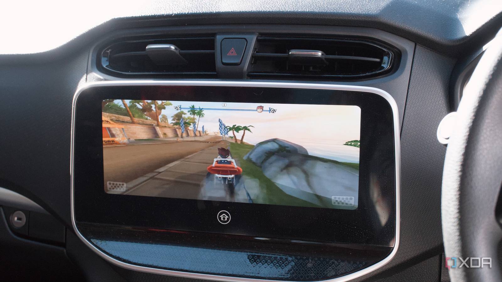Четыре проблемы Android Auto, связанные со смартфоном, а не автомобилем Смартфон с запущенной игрой Beach Buggy Racing 2 через Android Auto