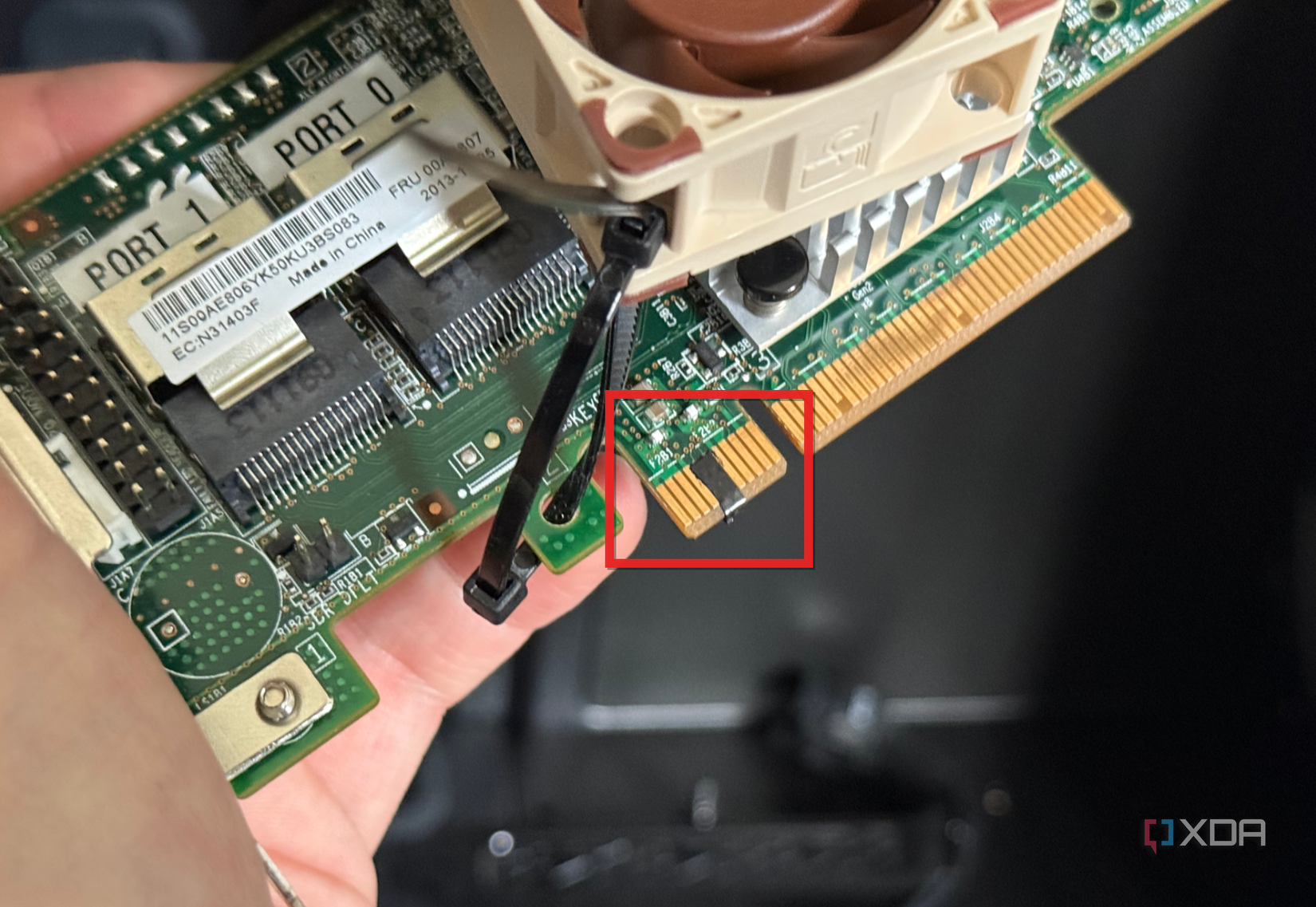 LSI カードにテープで留められた SMBus ピンの写真 