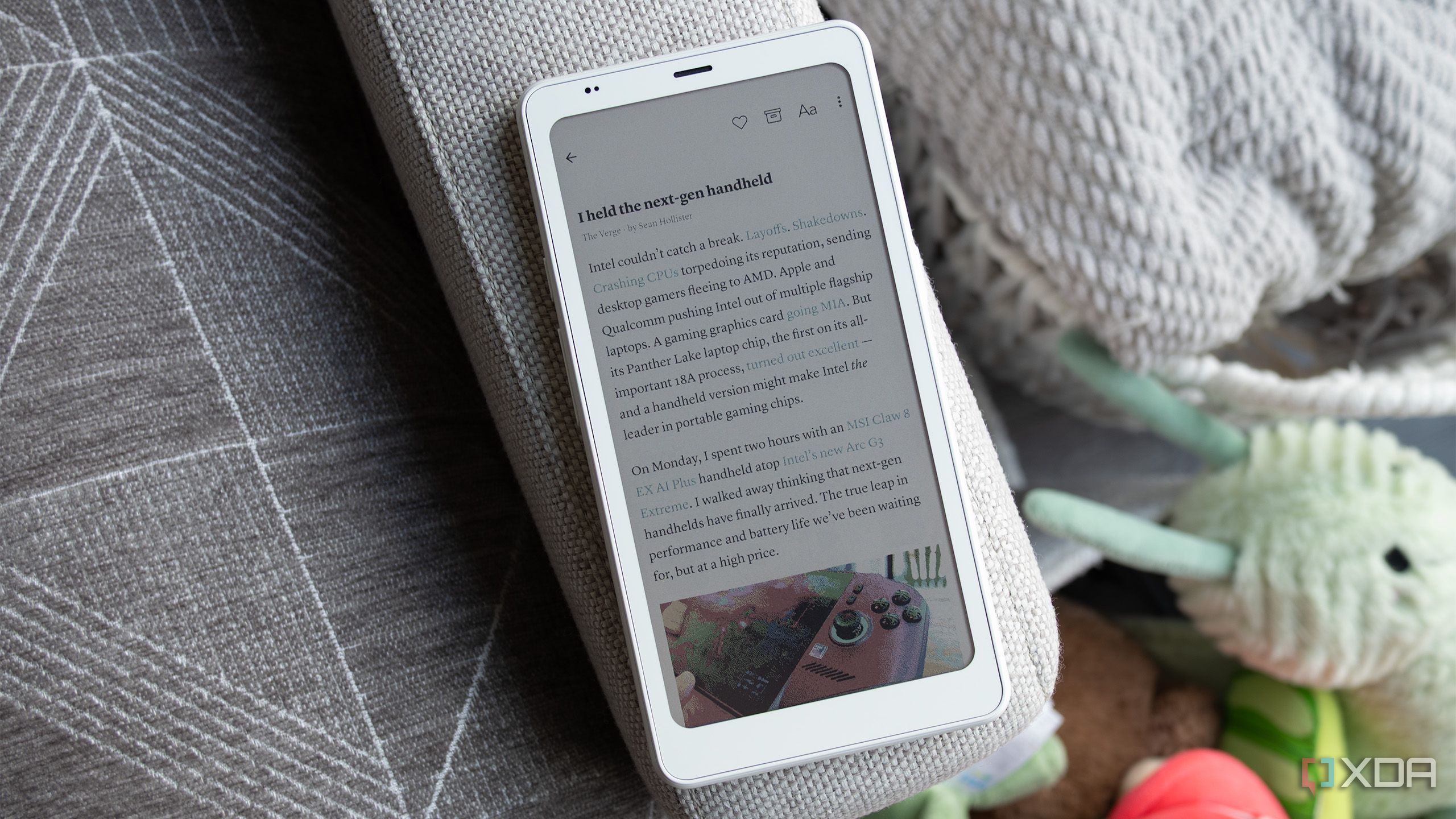This pocket-sized e-reader broke my phone addiction in ways I didn't expect