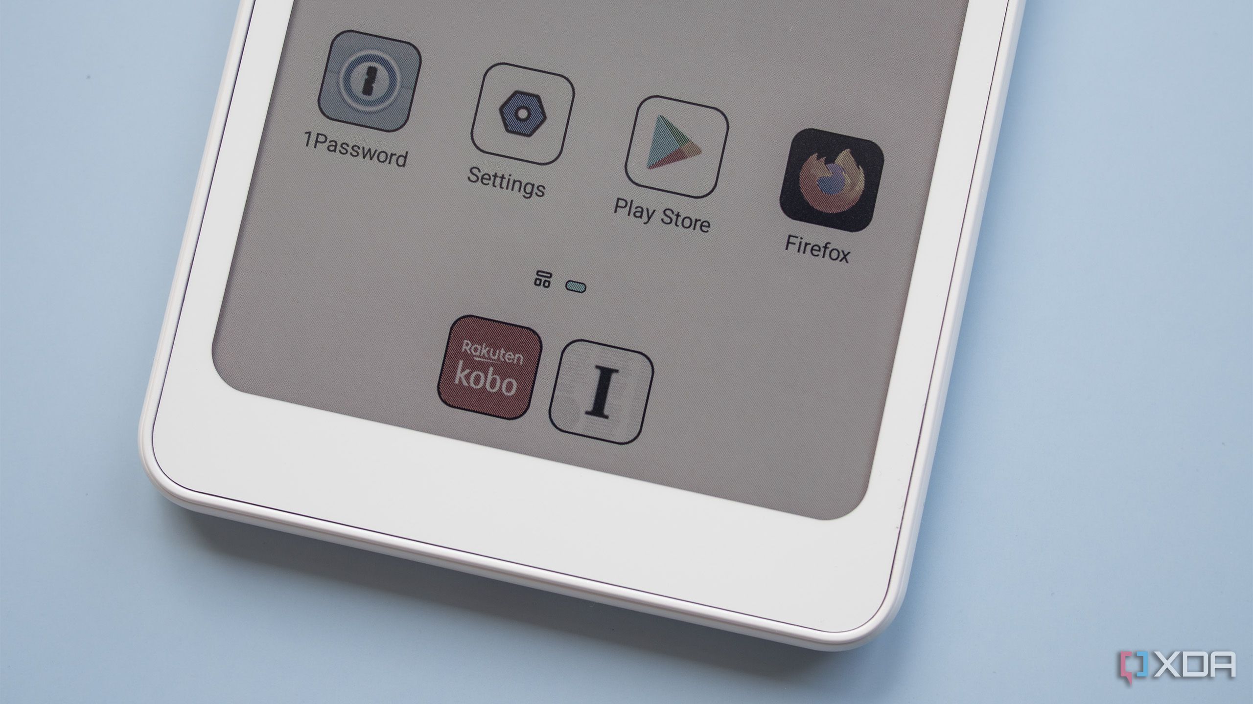 This pocket-sized e-reader broke my phone addiction in ways I didn't expect