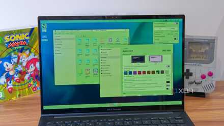 Переход на COSMIC: почему я сменил рабочий стол в Linux A laptop running the COSMIC desktop showing customization options, stacked windows, and options for tiling