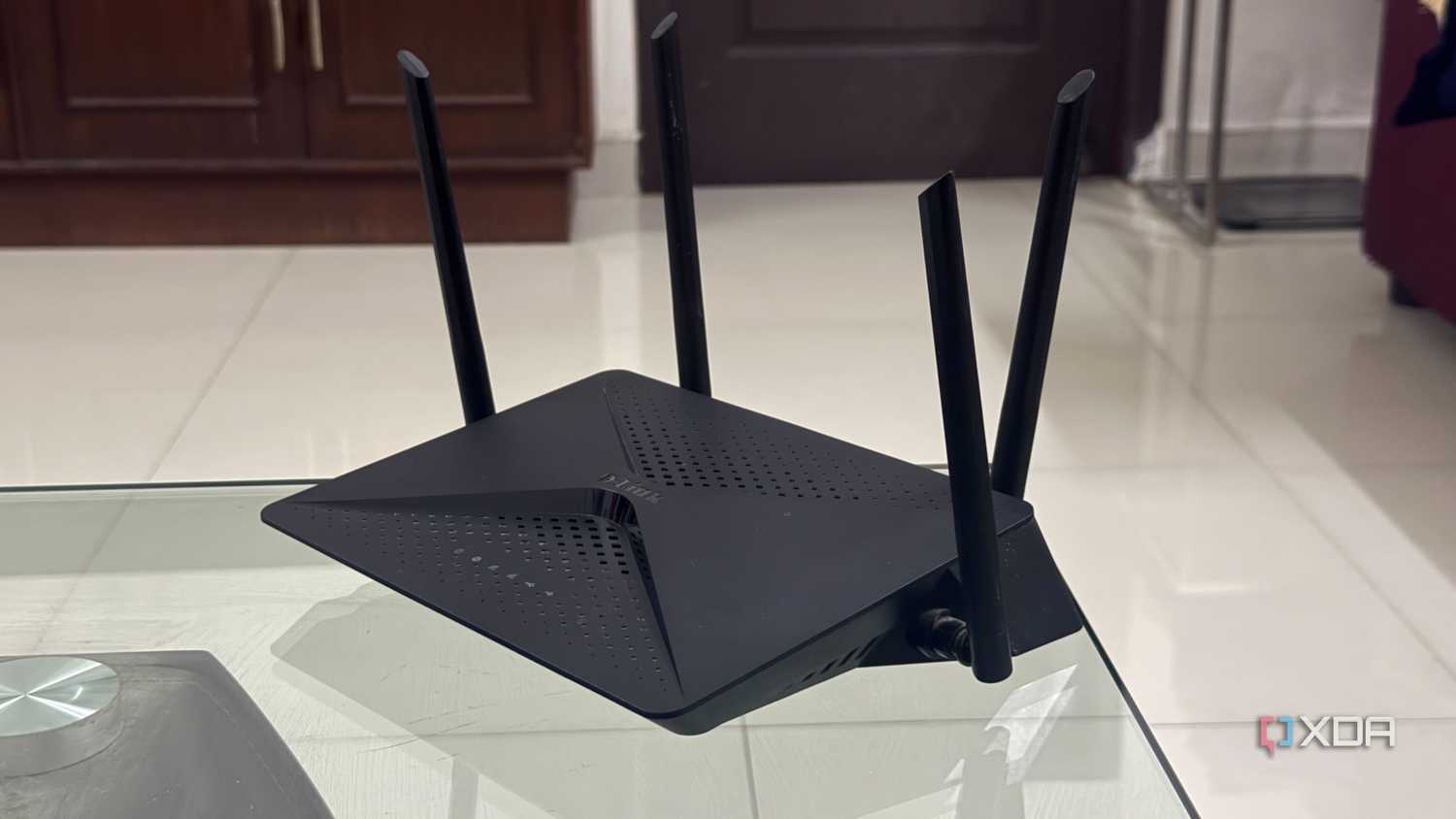 Как ускорить домашнюю сеть Wi-Fi: настройка минимальной базовой скорости Роутер D-Link DIR-882 на столе