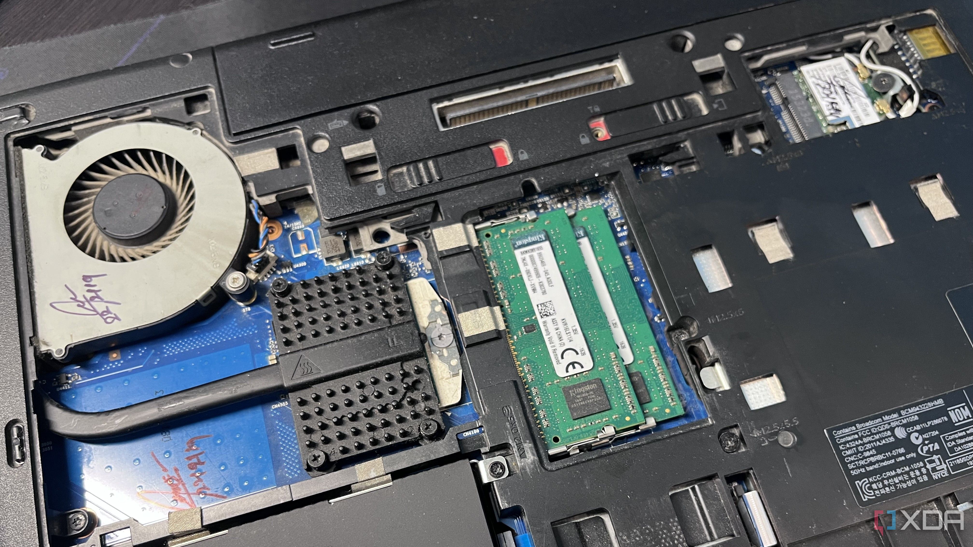 Ноутбук HP ProBook 640 G1 со снятой задней крышкой, демонстрирующий внутренние компоненты системы охлаждения и планки памяти