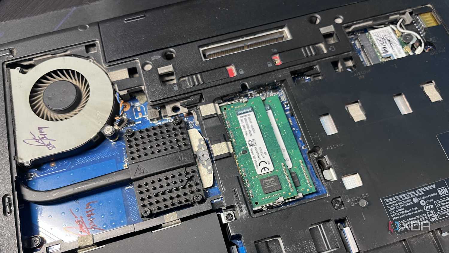 Внутреннее устройство ноутбука HP ProBook 640 G1 Ноутбук HP ProBook 640 G1 со снятой задней крышкой, демонстрирующий внутренние компоненты системы охлаждения и планки памяти