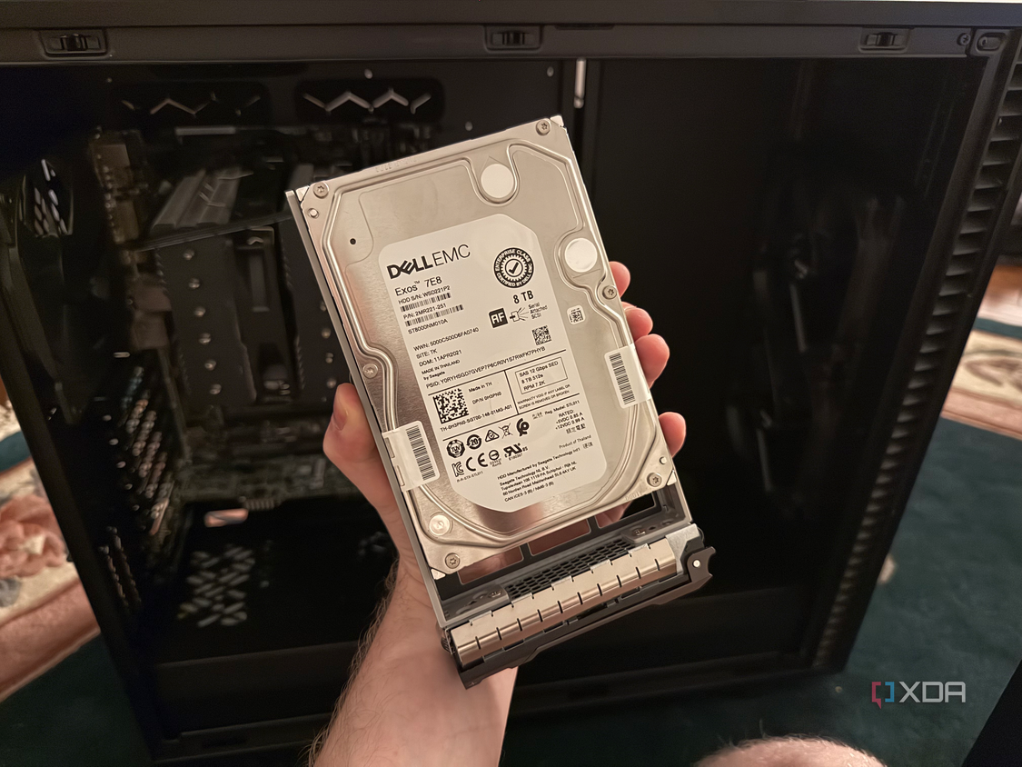 Данные Backblaze опровергают миф о ненадежности жестких дисков большой емкости Человек держит в руках жесткий диск форм-фактора SAS объемом 8 ТБ