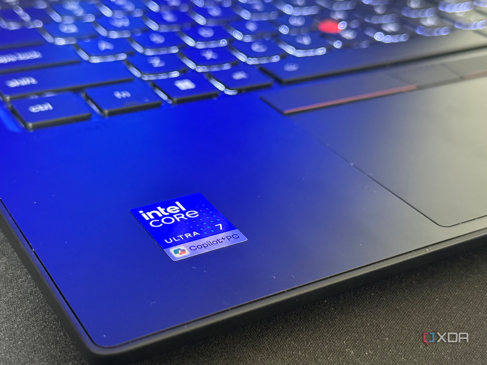 Наклейка Intel на ноутбуке Наклейка Intel Panther Lake на корпусе ноутбука