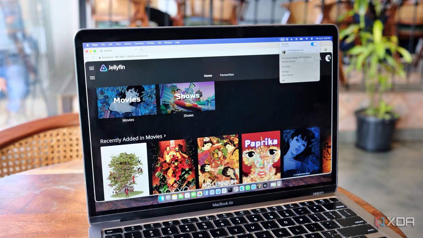 Mudei para Jellyfin, mas a única vantagem real do Plex continua me puxando para trás