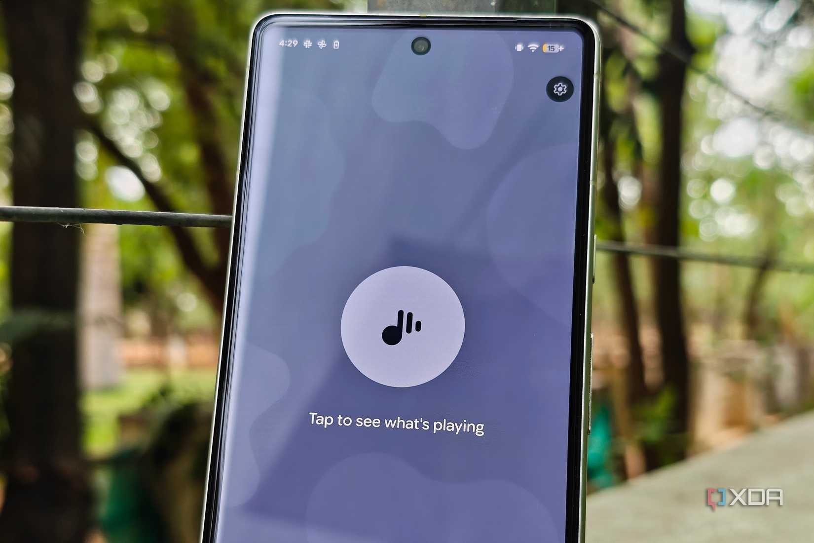 Как продлить работу аккумулятора Google Pixel, отключив фоновые ИИ-процессы Смартфон Google Pixel в процессе настройки параметров энергопотребления