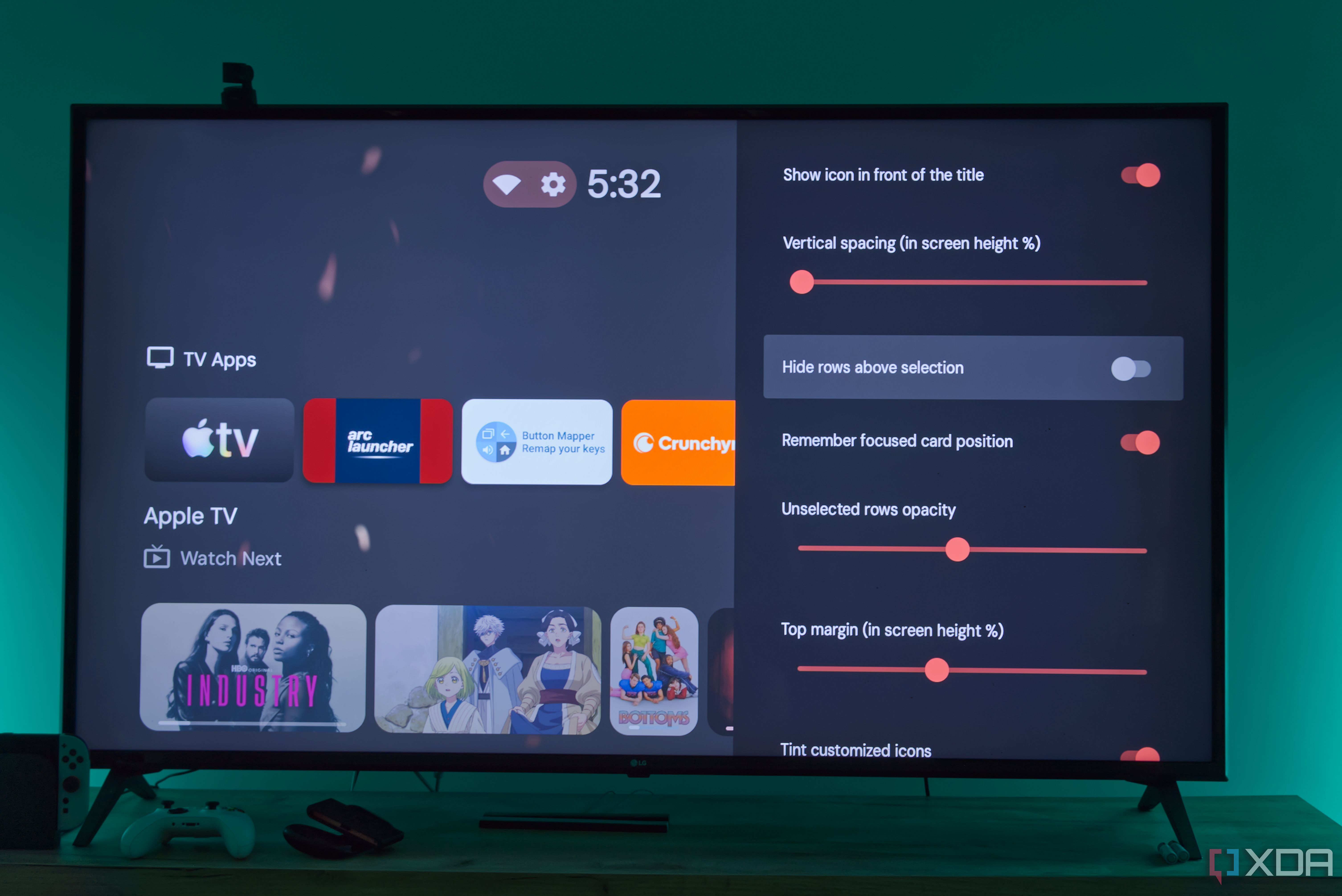 A TV displaying the Projectivy launcher settings for the layout of the home screen