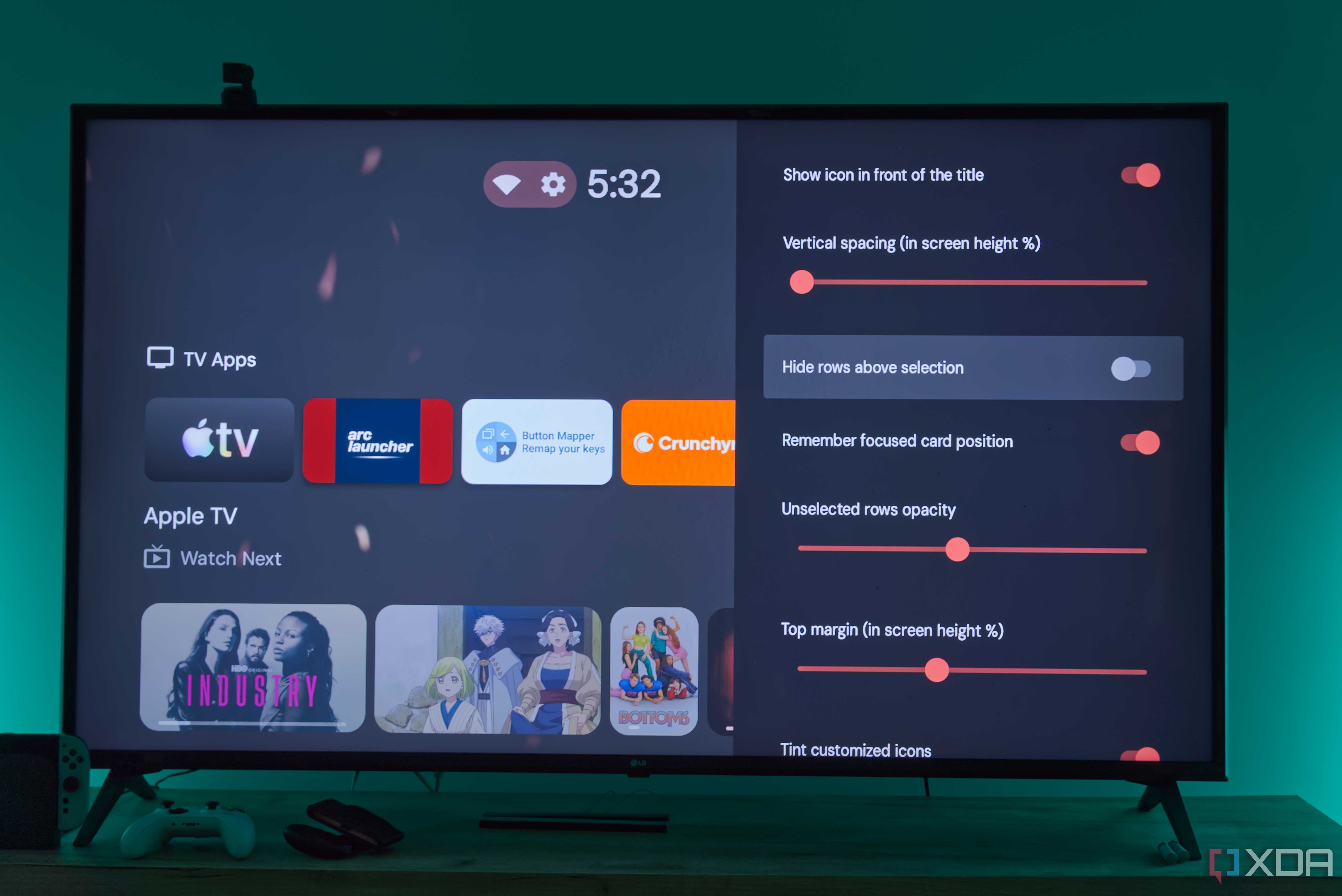 A TV displaying the Projectivy launcher settings for the layout of the home screen