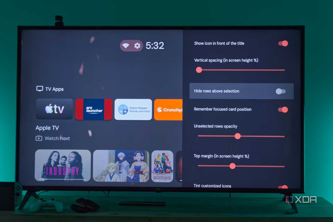 A TV displaying the Projectivy launcher settings for the layout of the home screen