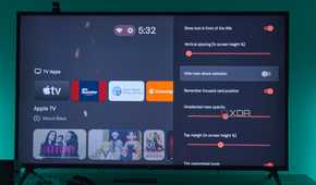 A TV displaying the Projectivy launcher settings for the layout of the home screen