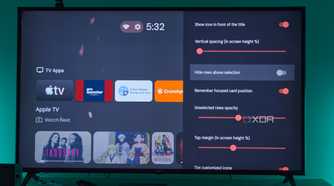 A TV displaying the Projectivy launcher settings for the layout of the home screen