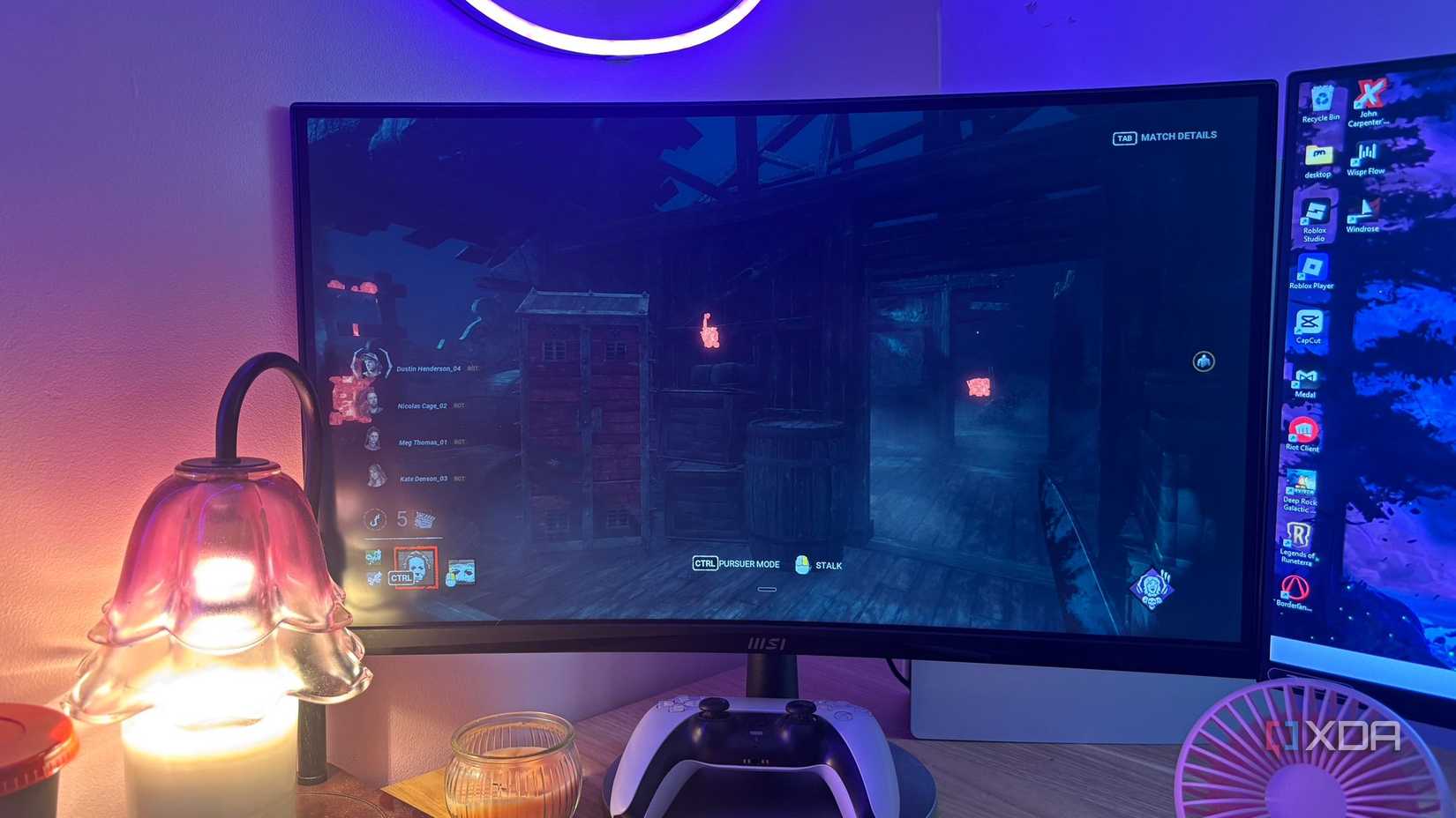 白昼の机の上のゲーム PC 画面で死亡