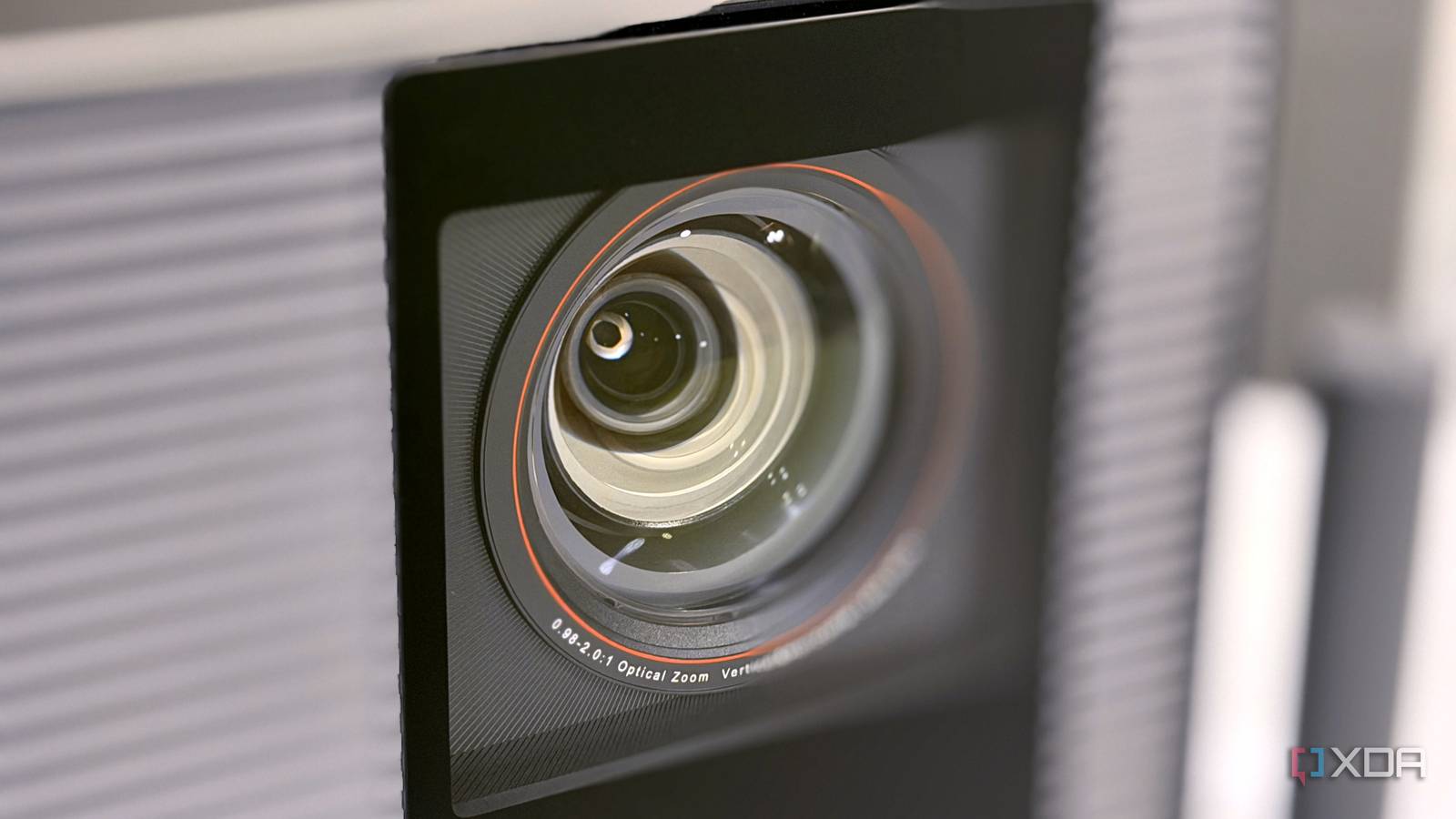 Um projetor a laser substituiu a TV da minha sala e nunca mais voltarei às noites normais de cinema