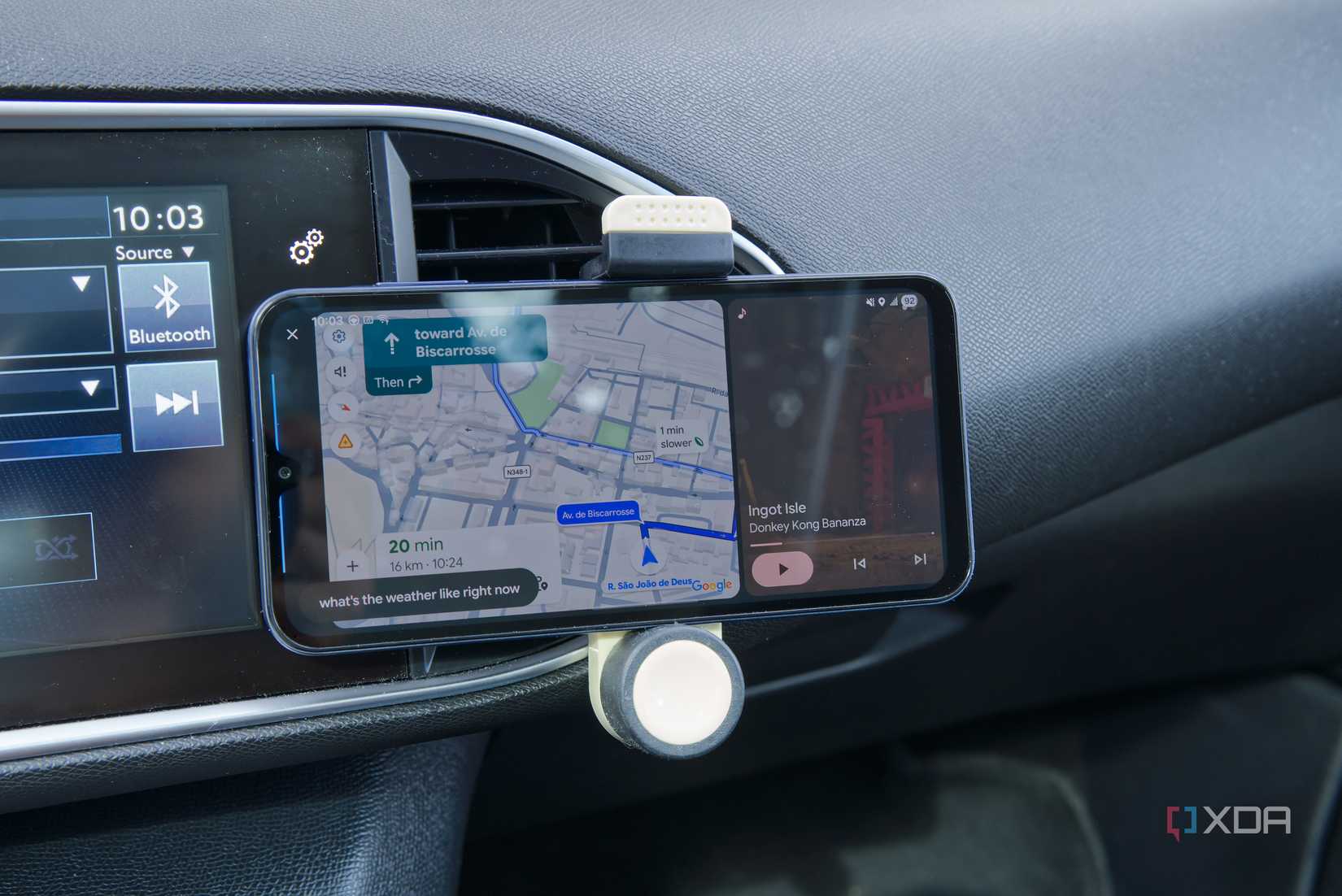 Un téléphone Android doté de l'interface utilisateur ANDroid Auto avec Google Maps et Nintendo Music, ainsi que des invites vocales texte-texte, sont ouverts côte à côte. "quel temps fait-il en ce moment ?"