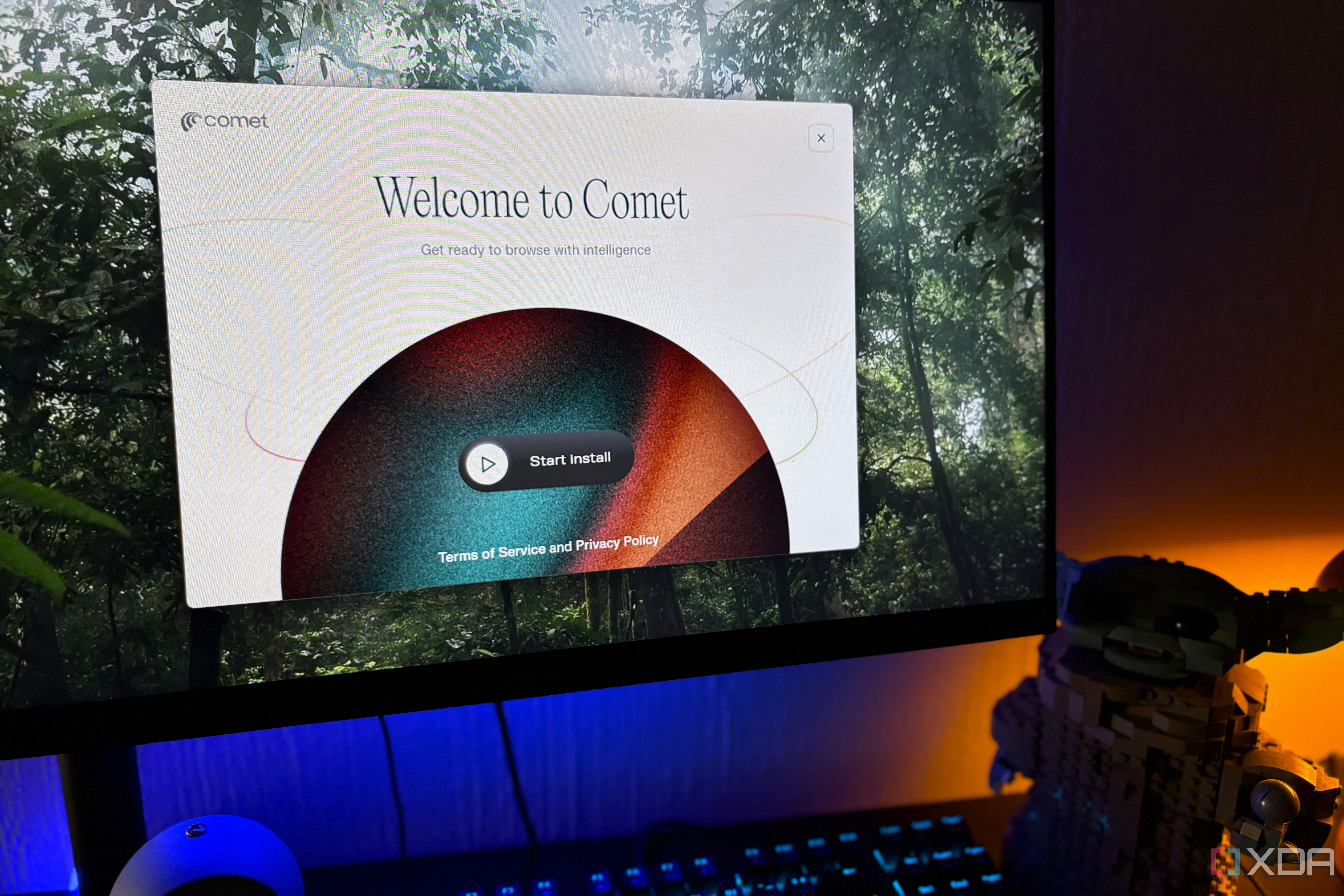 comet welcome screen on desktop pc, lego in view
