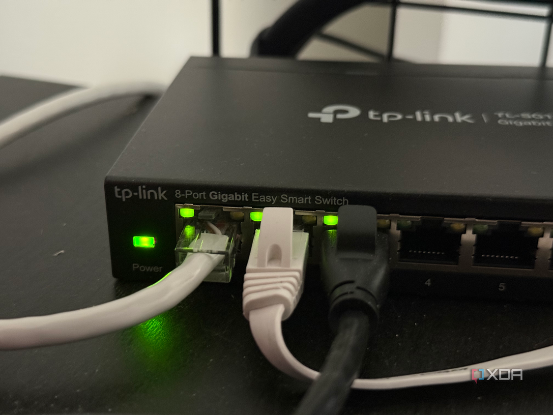 Зачем переходить на проводной backhaul в сетях Wi-Fi 7 8-портовый сетевой коммутатор с подключенными кабелями Ethernet