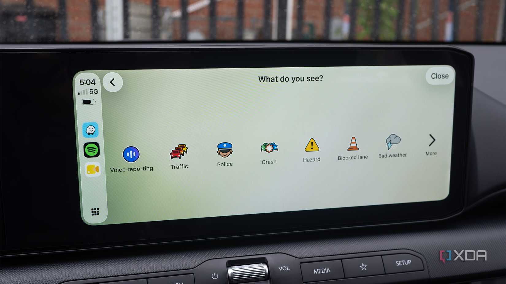 Waze's crowdsourced reporting on Android Auto 