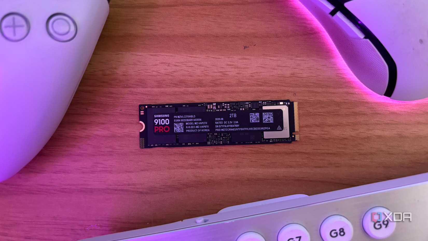 SSD Samsung 9100 pro на робочому столі поруч із контролером миші та клавіатури
