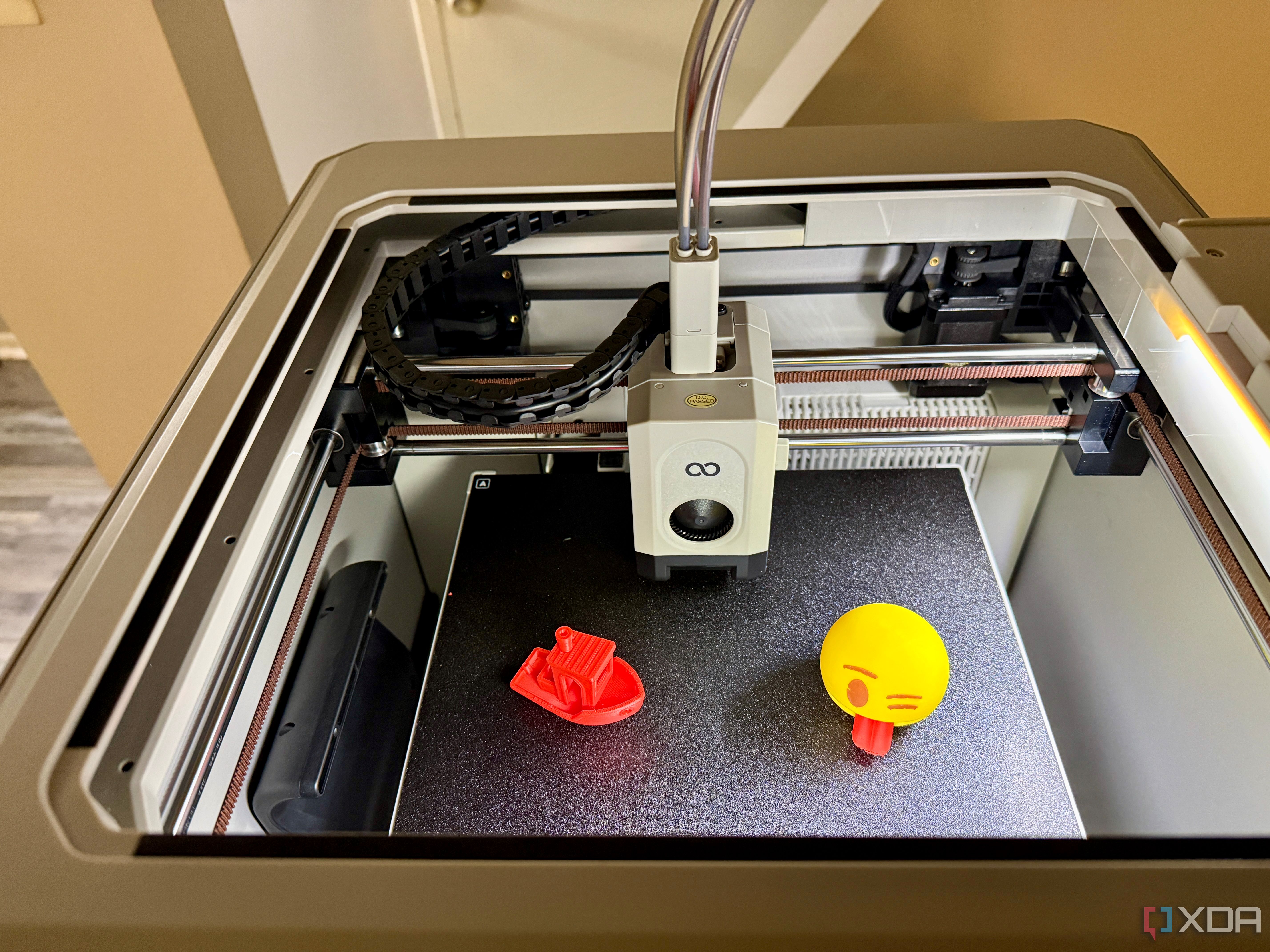 3D printed emoji and Benchy on Elegoo Centauri Carbon 2 Emoji Edition