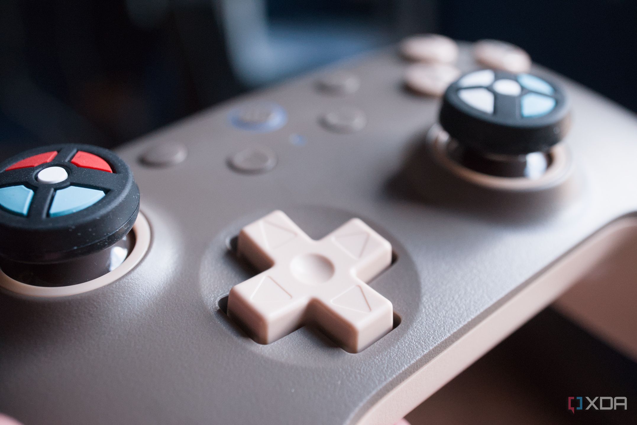 Крупный план крестовины D-pad на геймпаде 8BitDo Ultimate 2C