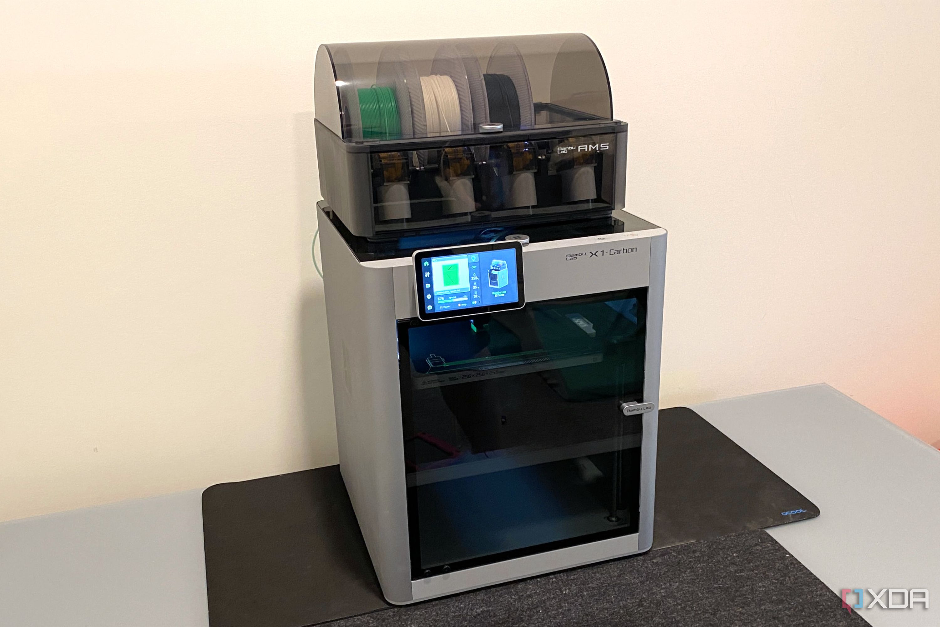 3D-принтер Bambu Lab X1 Carbon на рабочем столе
