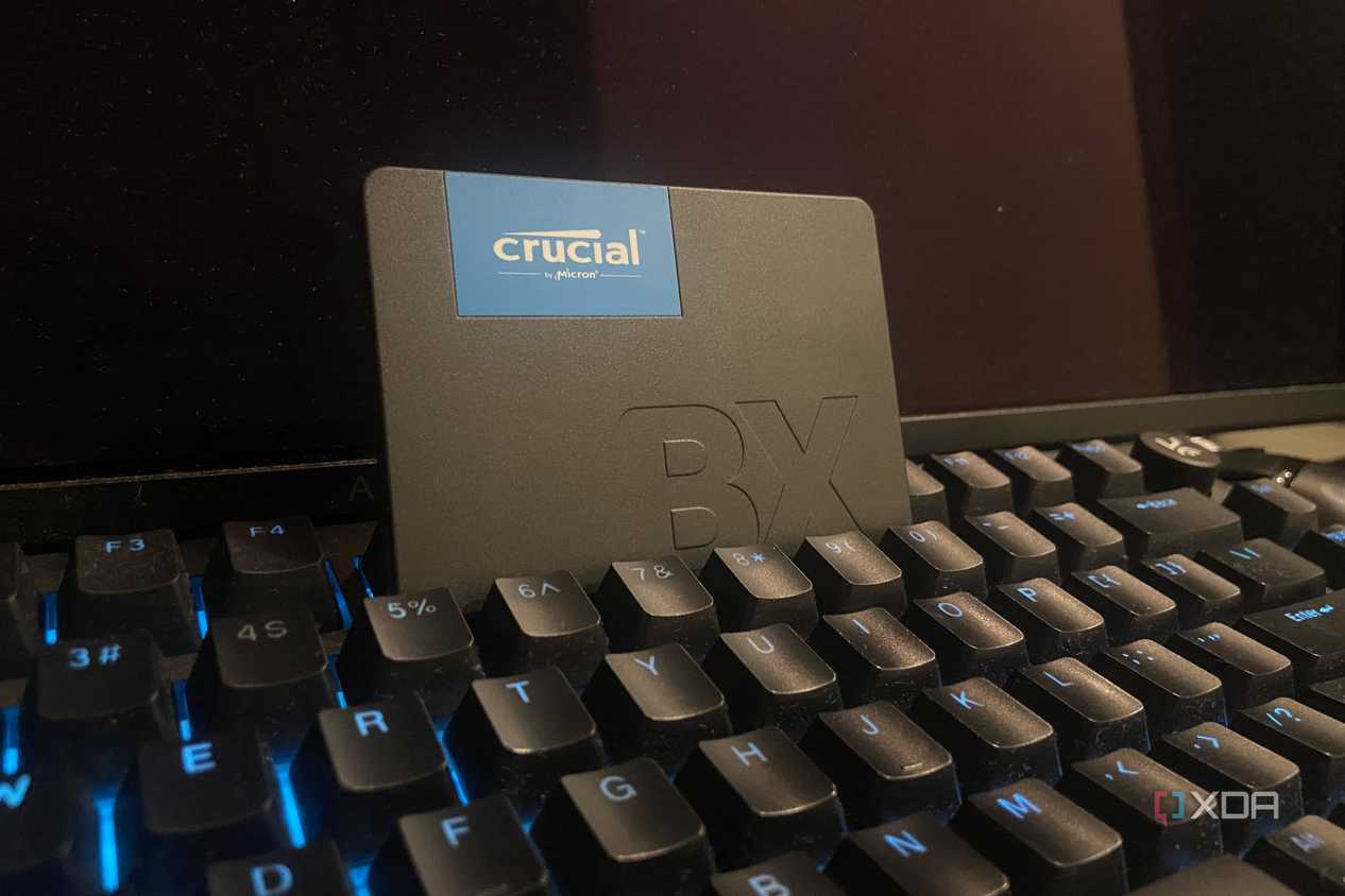 SSD-накопитель Crucial BX 500 на клавиатуре SSD-накопитель Crucial BX 500 на клавиатуре
