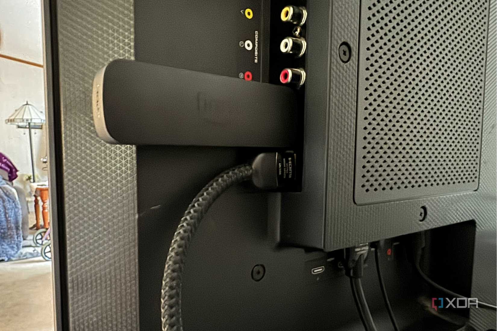 Разъем HDMI на телевизоре с подключенным ТВ-стиком
