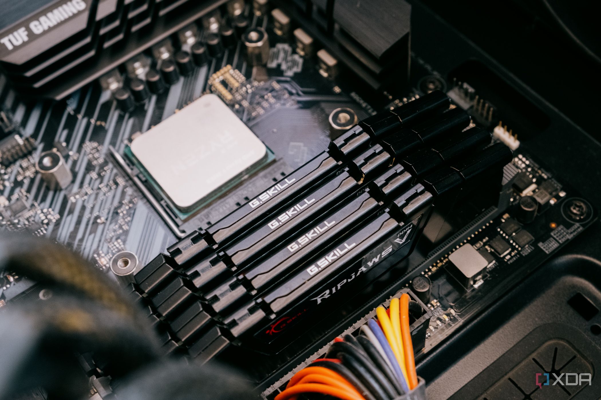 Модули оперативной памяти DDR4 на материнской плате B-550