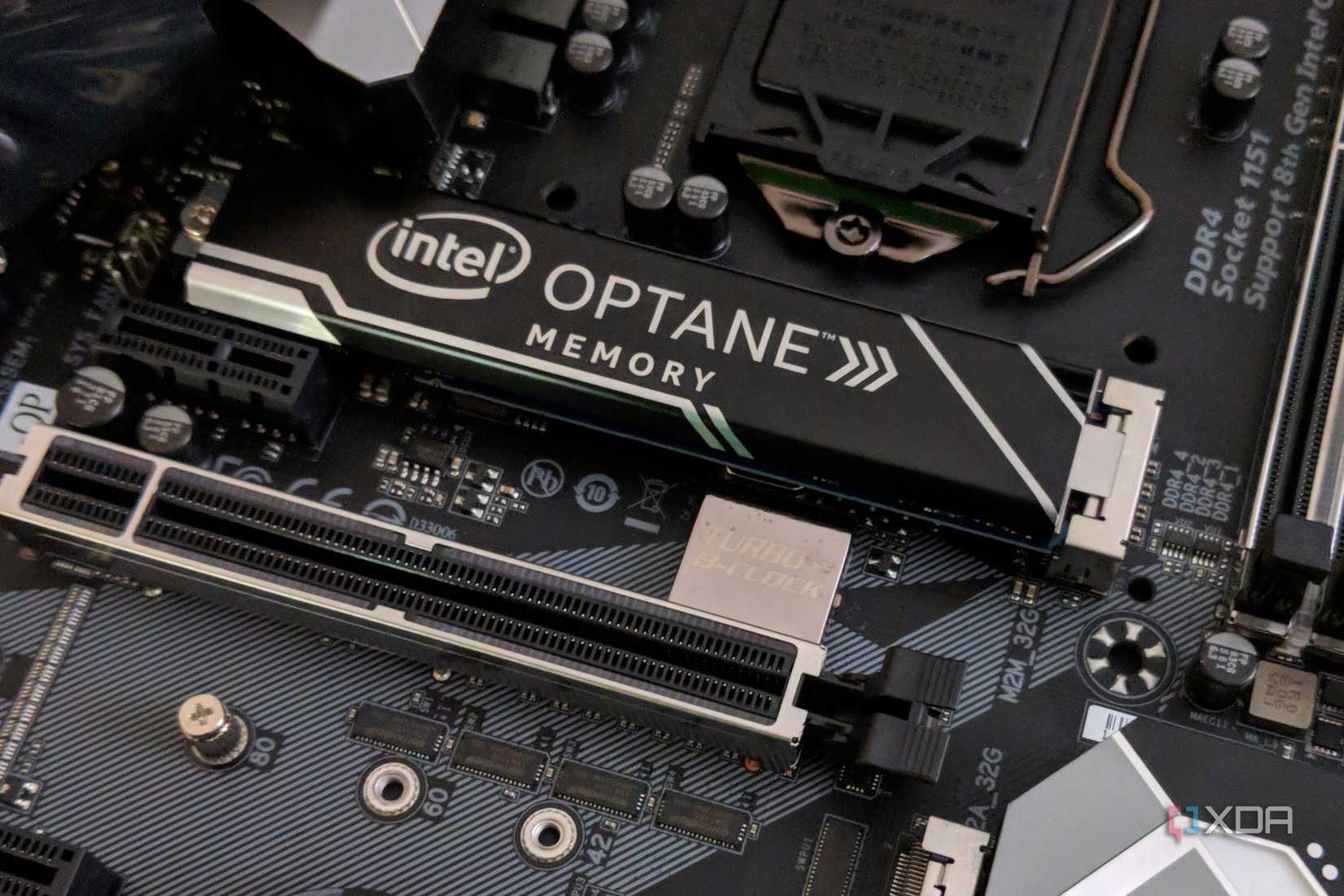 Почему энтузиасты продолжают искать накопители Intel Optane P1600X Накопитель Intel Optane в руке