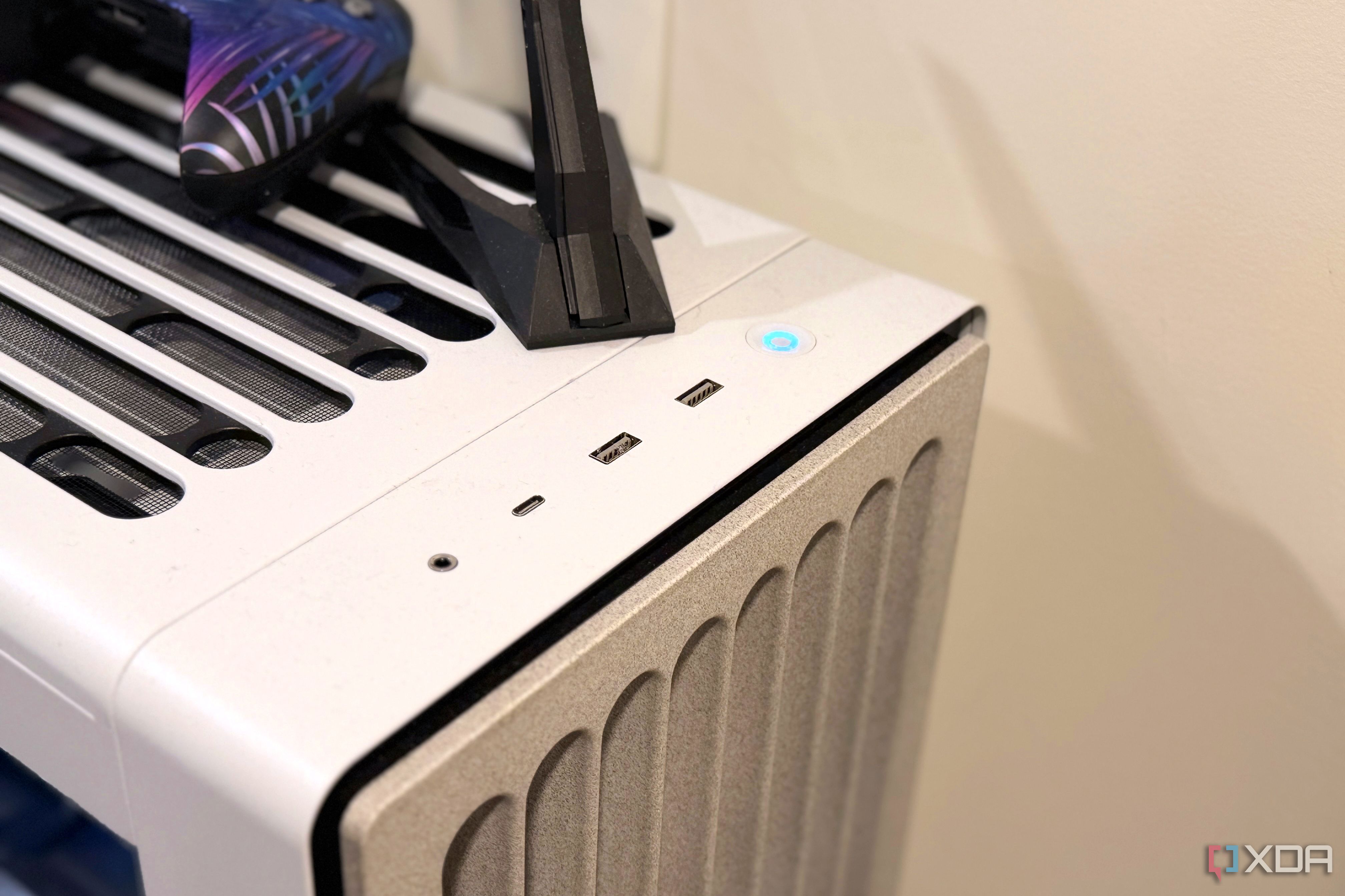 power button and front panel ports on the havn flow 360